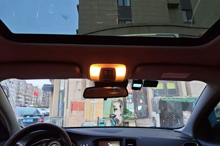 Used Volvo S60 2015 S60L 2.0T Zhiyuan Edition
