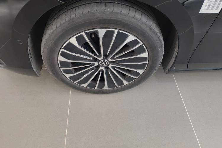 Used Volkswagen Magotan 2024 380TSI DSG Prestige Edition DaMai Package Left Front Wheel Hub