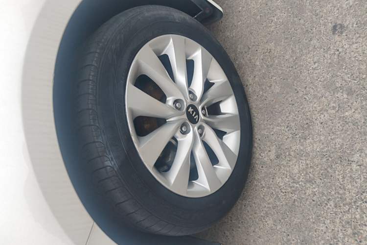 Used Kia K5 2016 2.0L Automatic GLS Left Front Wheel Hub