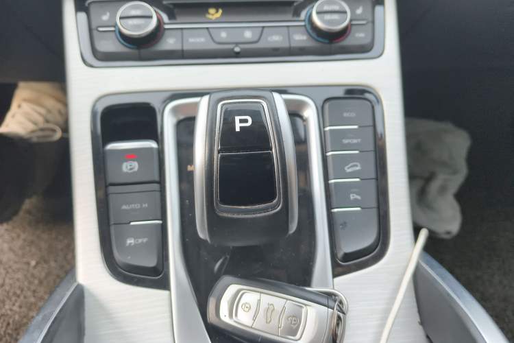 Used Geely Auto Emgrand X7 Sport 2020 1.8TD DCT Two-Wheel Drive Smart Connect 4G-Enabled Version
