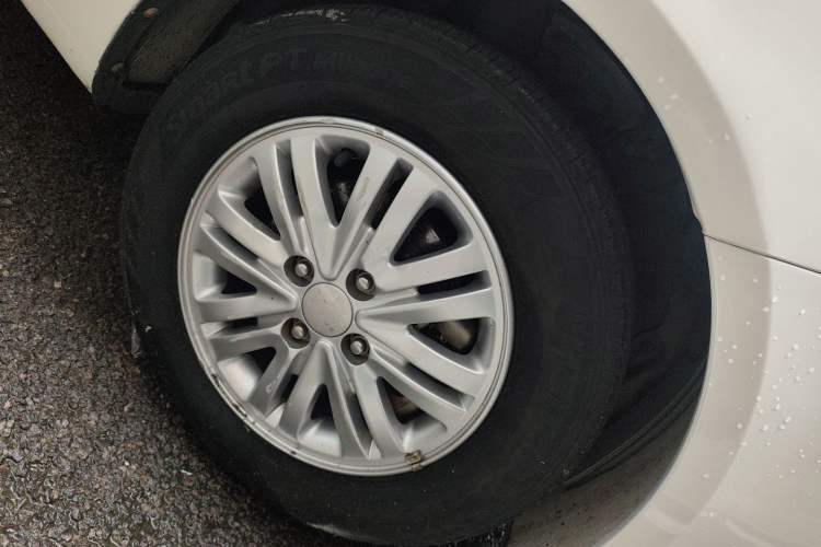 Used Kia K2 2012 Sedan 1.4L Automatic GLS Commemorative Edition Right Front Wheel Hub