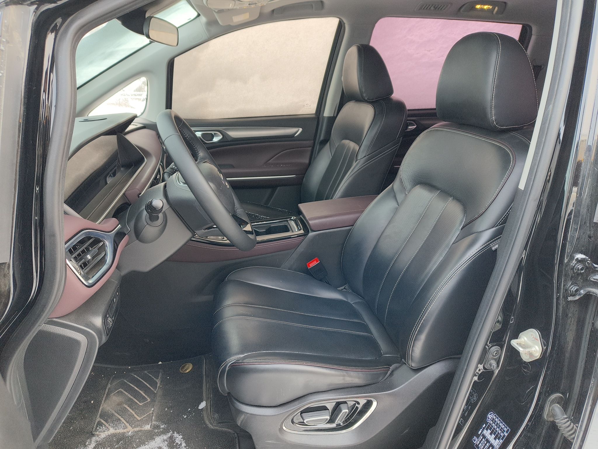 Переднее сиденье в автомобиле