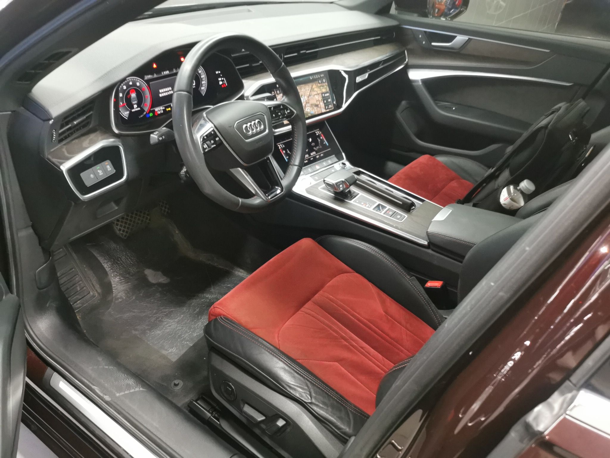 Переднее сиденье в автомобиле