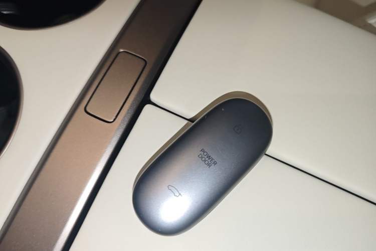 Used Li Auto MEGA 2025 Ultra Smart Refreshed Edition
