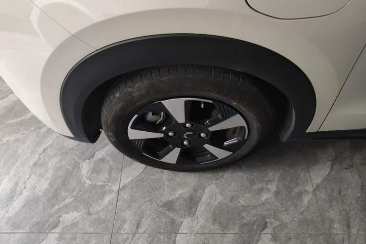 Used Wuling Bingo PLUS 2024 330 km Range Five-Seater Version Left Front Wheel Hub