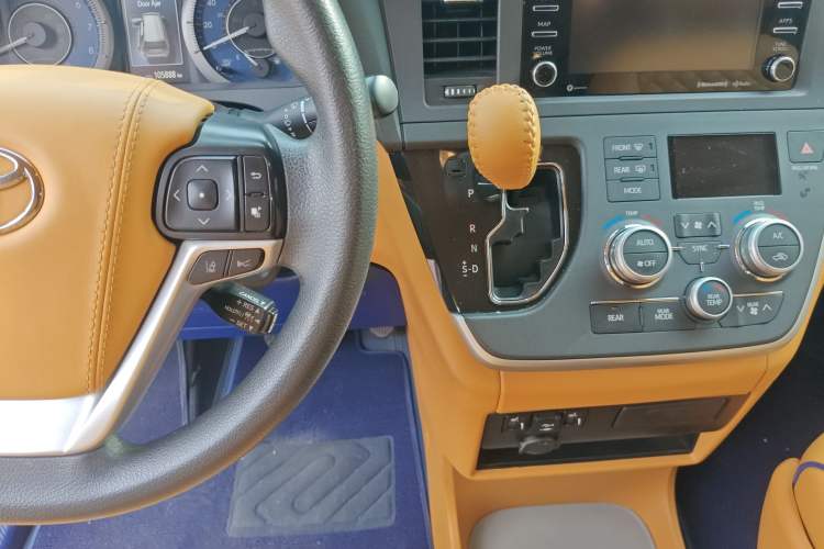 Used Toyota SIENNA 2020 3.5L Two-Wheel Drive XLE Leather Interior 7 Seats Mexico Edition