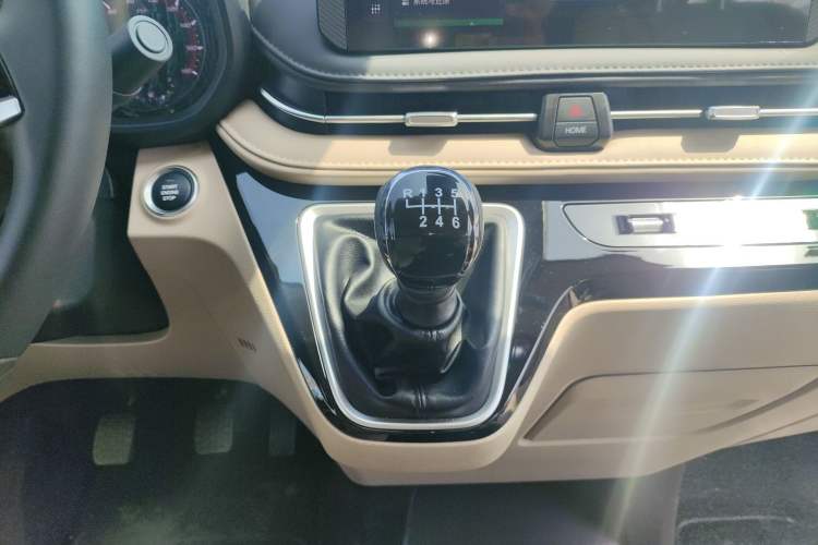 Used SAIC MAXUS Xintu V70 2025 2.0T Manual Long Wheelbase Mid-Height Luxury Version 9 Seats
