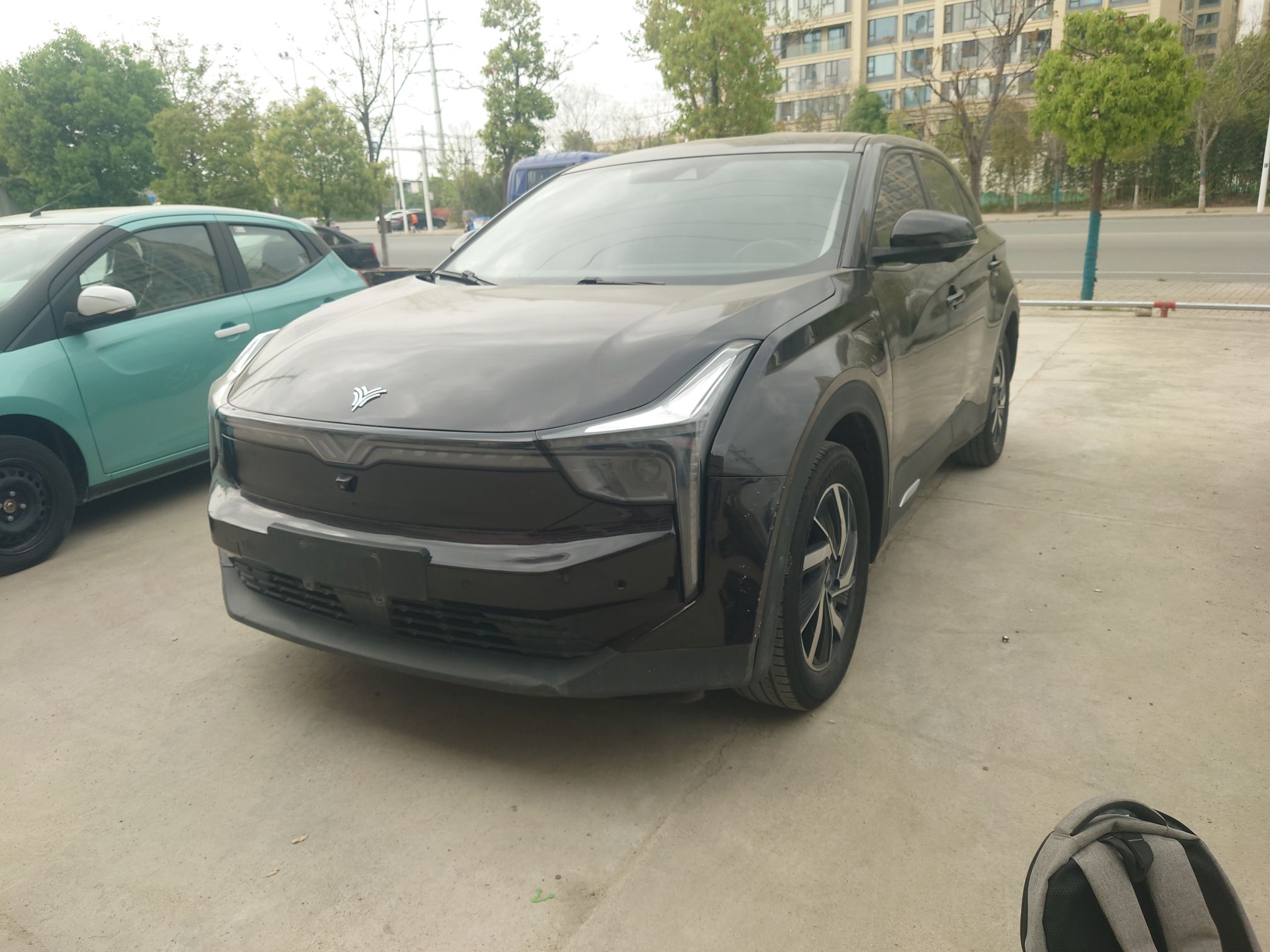 Под передней частью автомобиля