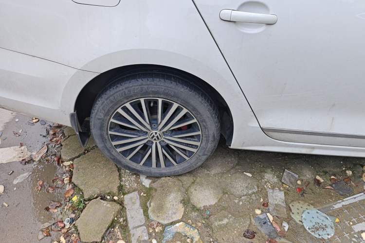 Used Volkswagen Sagitar 2016 230TSI 25th Anniversary Edition Right Rear Wheel Hub