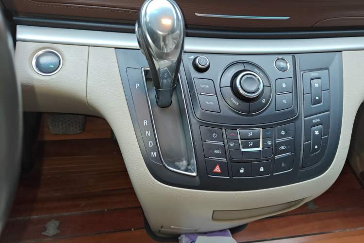 Used Buick GL8 2018 28T Luxury Model China VI Standard Gear Lever