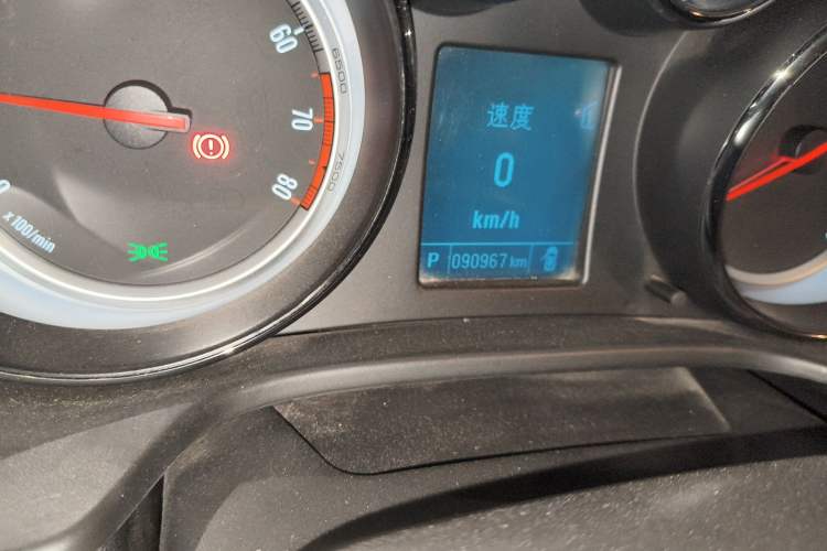 Used Buick Regal 2015 1.6T Leading Technology Model Odometer Close Up