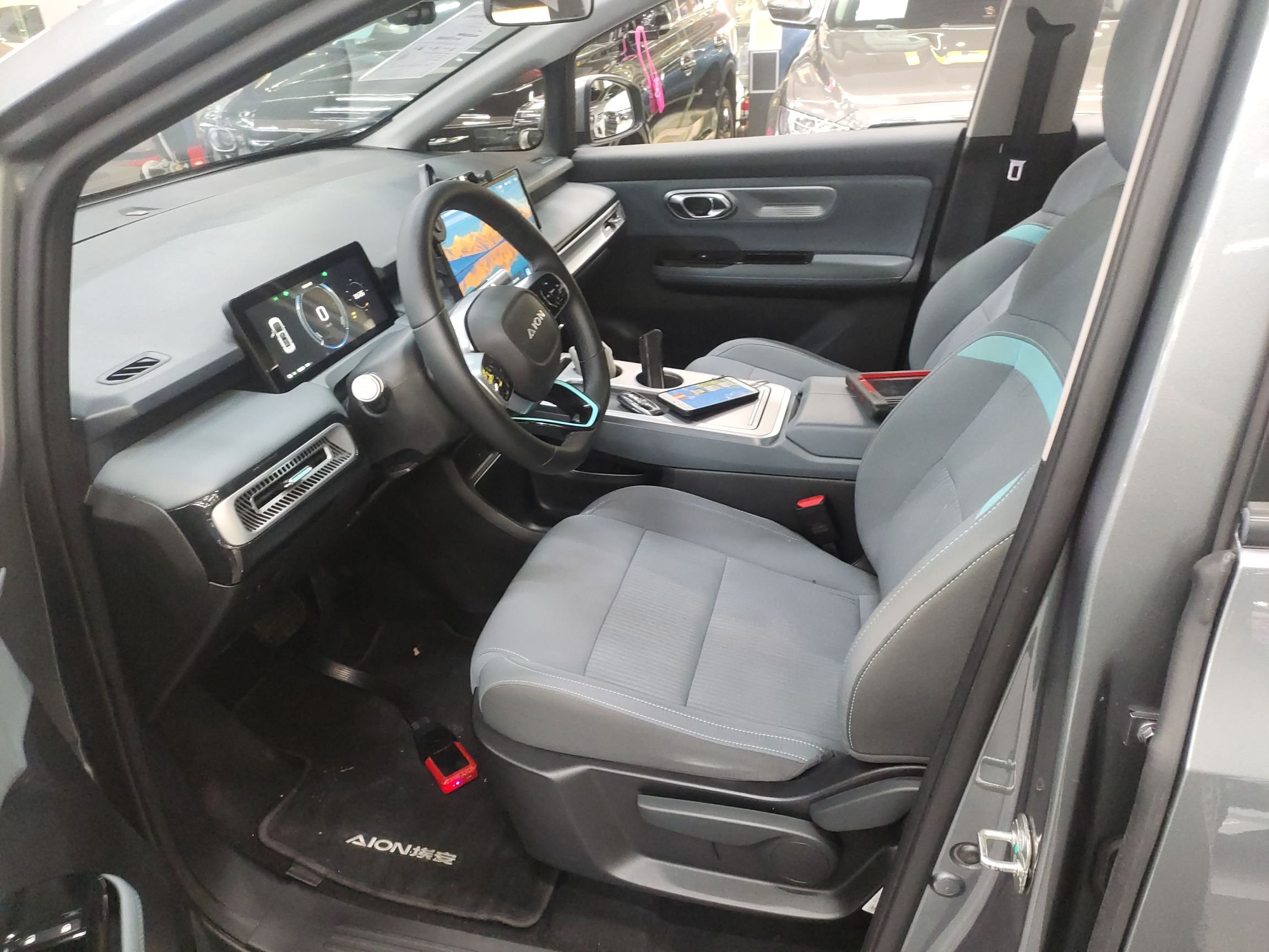 المقاعد الأمامية داخل السيارة