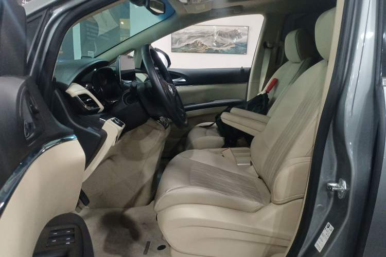 Used Buick GL8 2023 Facelifted Land Cruiser Executive Luxury Version