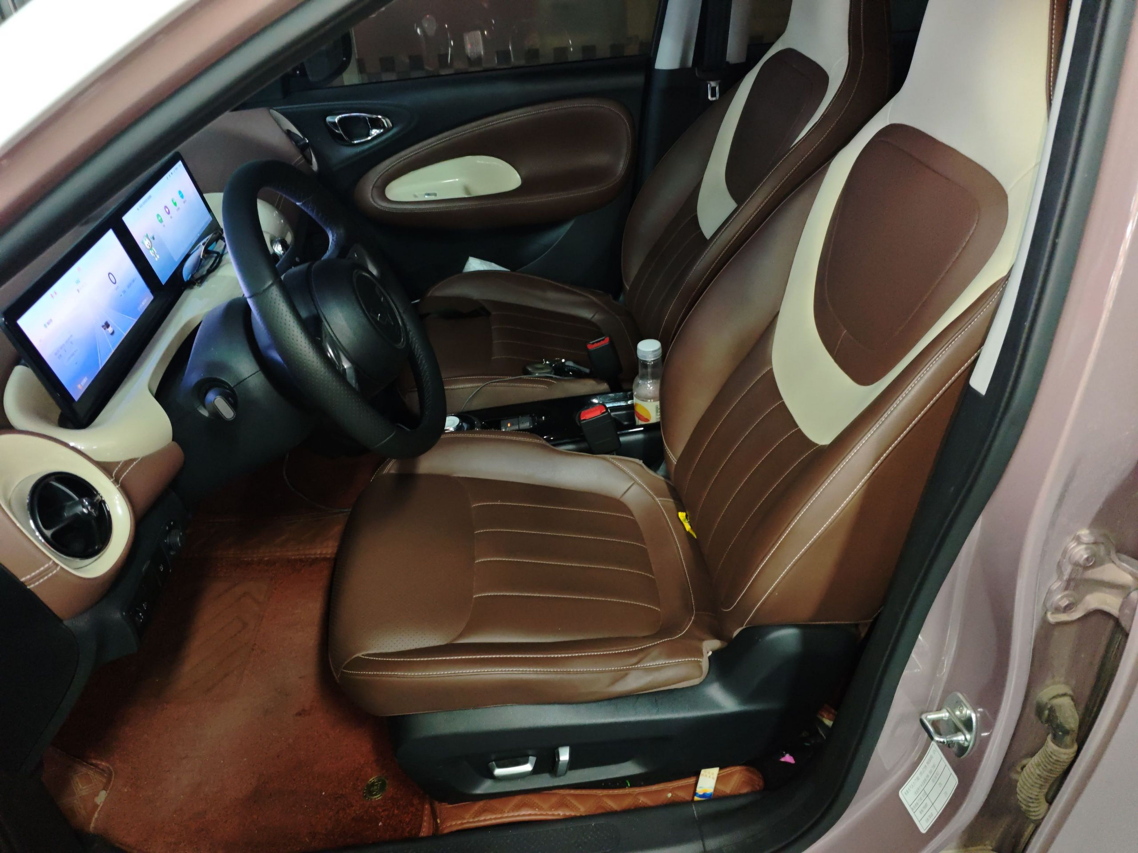 المقاعد الأمامية داخل السيارة