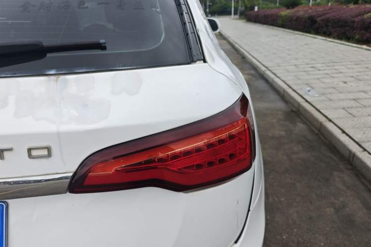 Used Zotye SR7 2016 1.5T CVT Cube Heart Edition China V Standard Right Rear Taillight