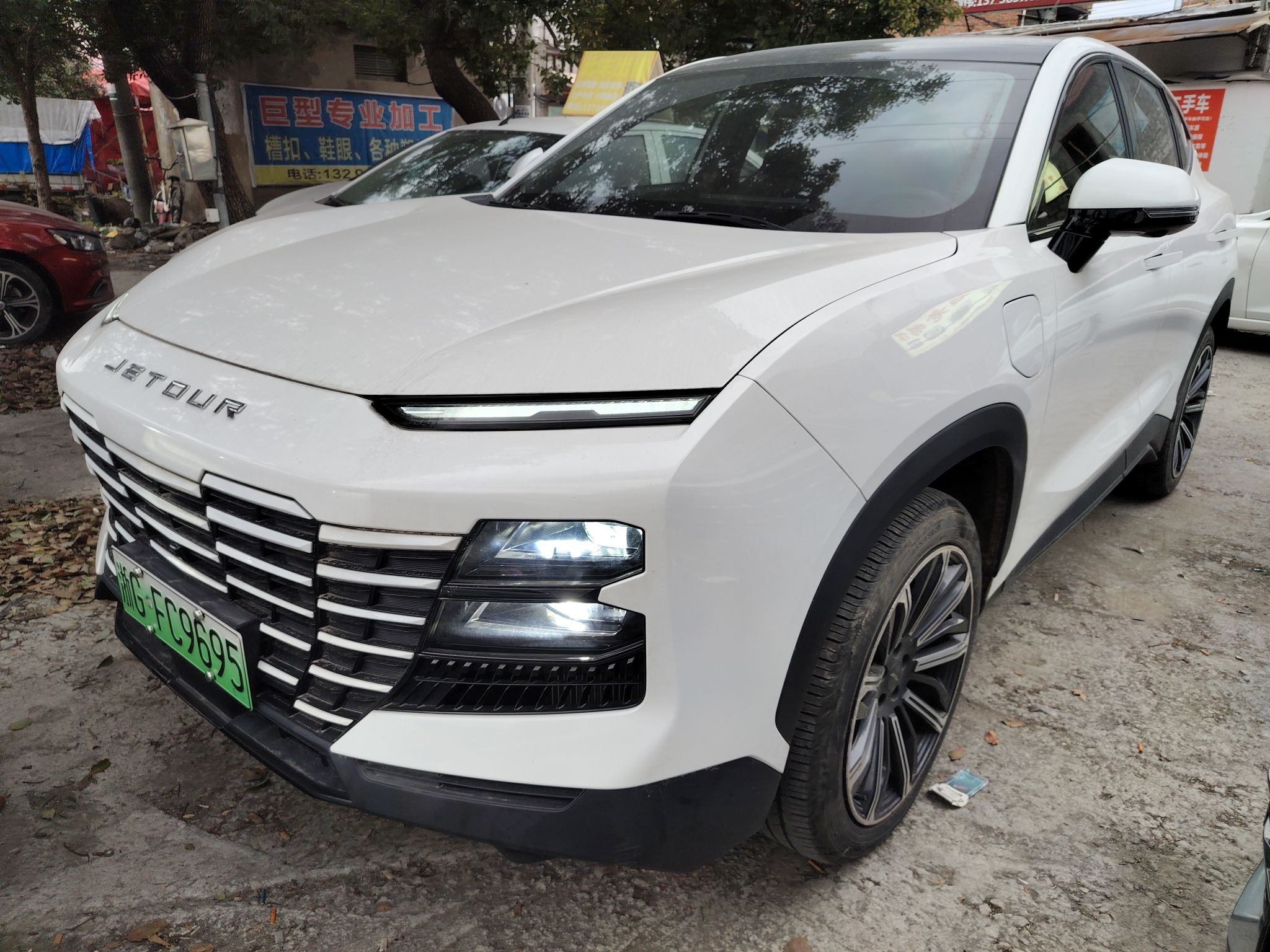 Под передней частью автомобиля