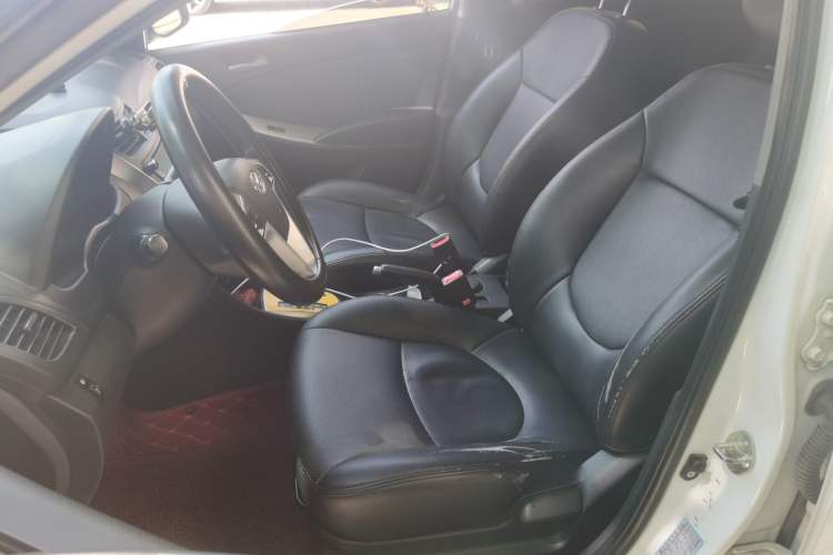 Used Hyundai Verna (older generation) 2011 Hatchback 1.4L Automatic Fashion GT Driver Seat