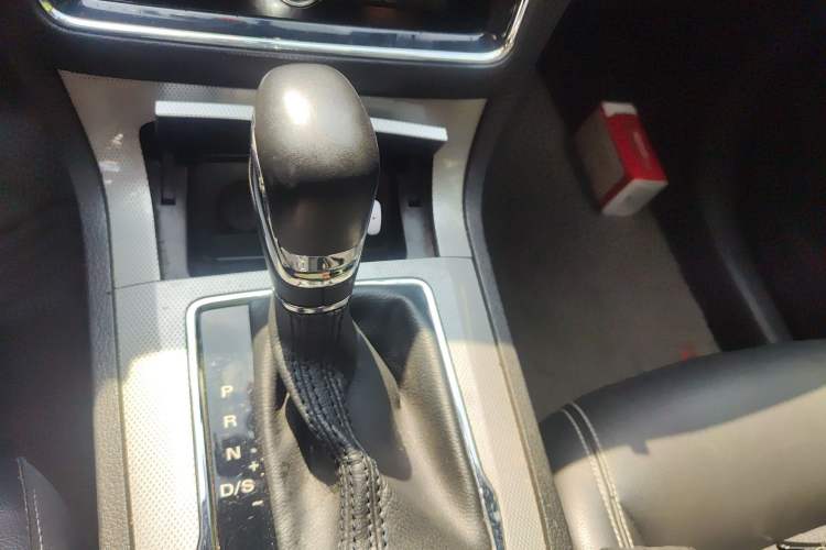 Used Roewe RX5 2016 20T Two-Wheel Drive Automatic Internet Smart Edition
