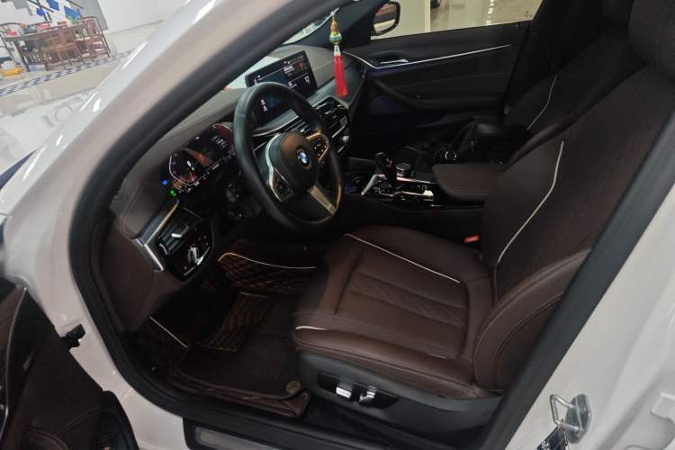 Used BMW 5 Series 2022 Restyled 530Li Leading Edition M Sport Package Left Front Seat