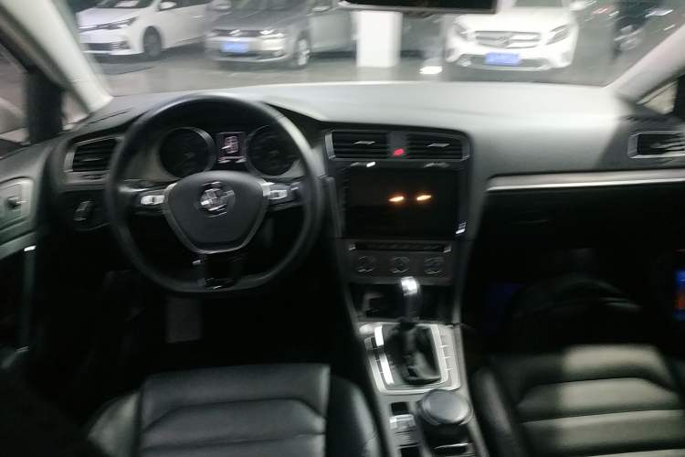 Used Volkswagen Golf 2015 1.4TSI Automatic Luxury Model Center Console