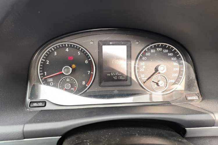 Used Volkswagen Touran 2015 1.4T DSG Comfort Edition 5 Seats Odometer Close Up