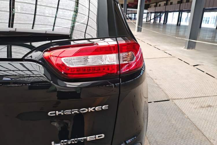 Used Jeep Cherokee 2017 2.0L Superior Edition