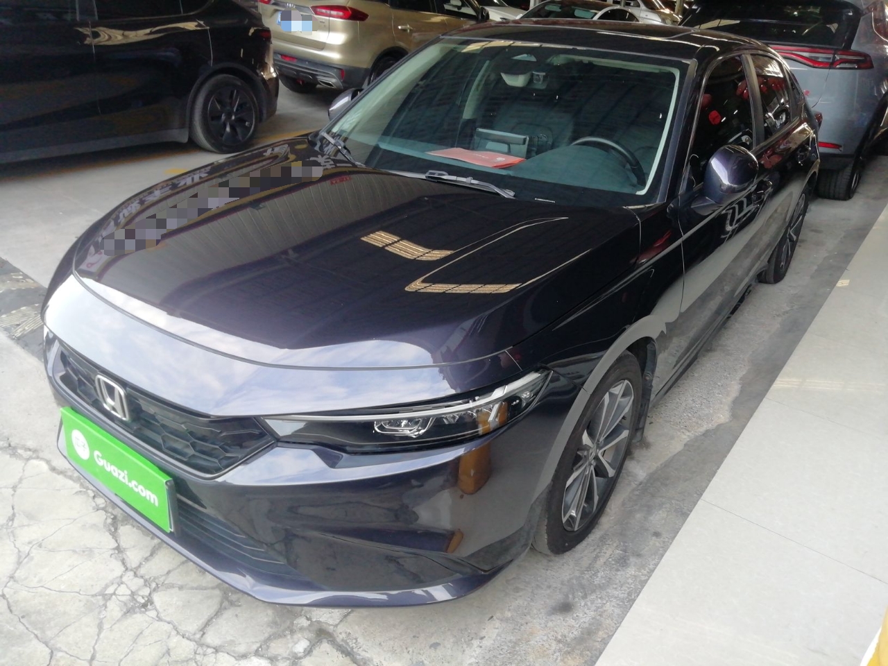 Под передней частью автомобиля