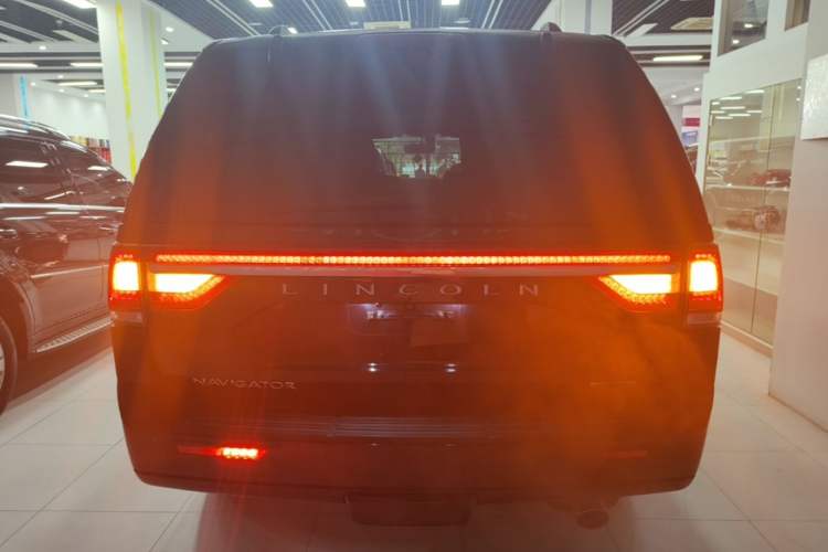 Used Lincoln Navigator 2016 3.5T AWD Rear