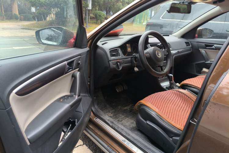 Used Volkswagen Cross Lavida 2014 1.4TSI DSG
