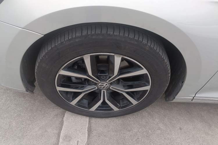 Used Volkswagen Magotan 2020 330TSI DSG Leading Model Left Front Wheel Hub