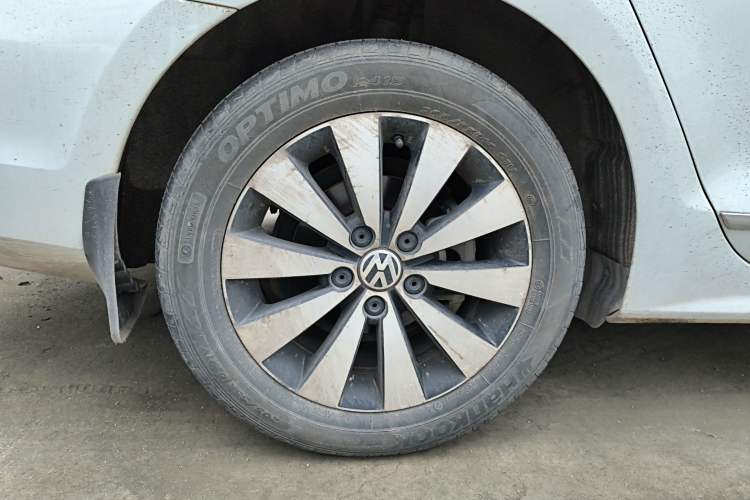 Used Volkswagen Sagitar 2015 230TSI Automatic Luxury Model Right Rear Wheel Hub
