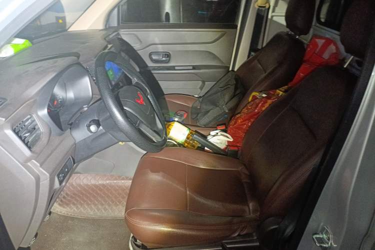 Used Wuling Hongguang V 2022 1.5L Jingqu Edition Enclosed-Window Vehicle with Electric Power Steering LAR