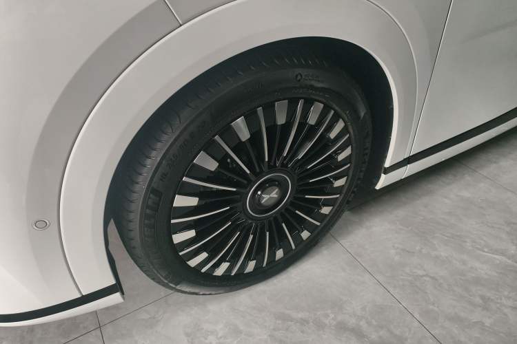 Used XPeng X9 2025 740 Ultra-Long Range Max Left Front Wheel Hub