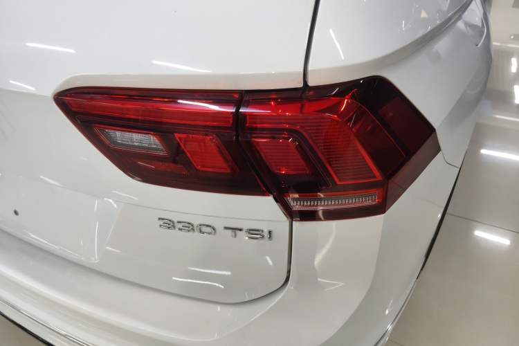 Used Volkswagen Tiguan L 2024 Outstanding Model 330TSI Automatic Two-Wheel Drive R-Line Dragon Glory Edition Right Rear Taillight