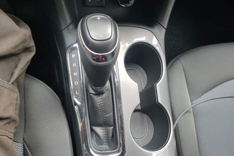 Used Chevrolet Cruze 2017 1.5L Automatic Pioneer Sunroof Edition Gear Lever