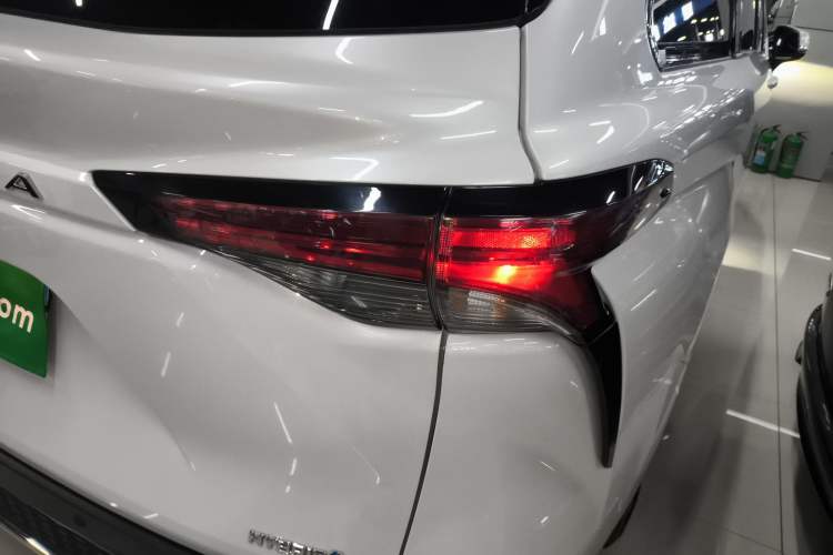 Used Toyota Granvia 2024 2.5L Hybrid Comfort Edition
