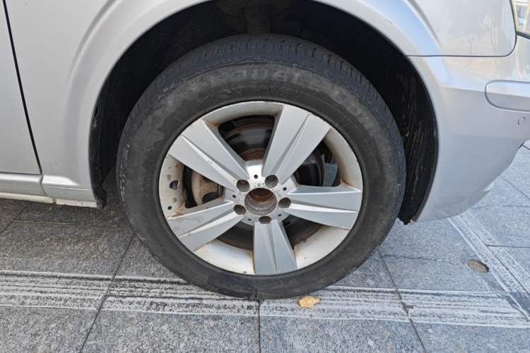 Used Mercedes-Benz Viano 2012 2.5L Hospitality Edition Right Front Wheel Hub