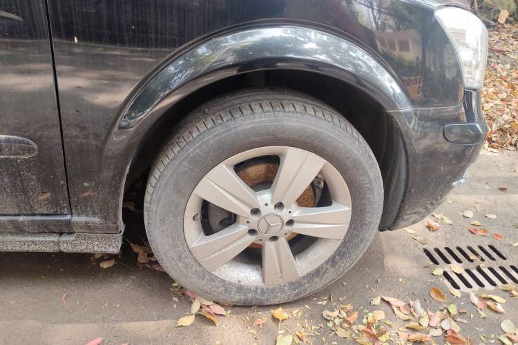 Used Mercedes-Benz Viano 2013 3.0L Navigator Edition Right Front Wheel Hub