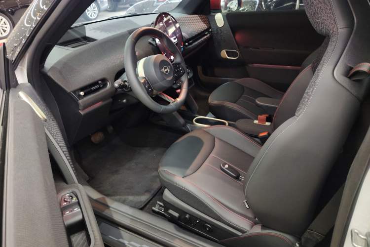 Used MINI Electric COOPER JCW 2025 JOHN COOPER WORKS
