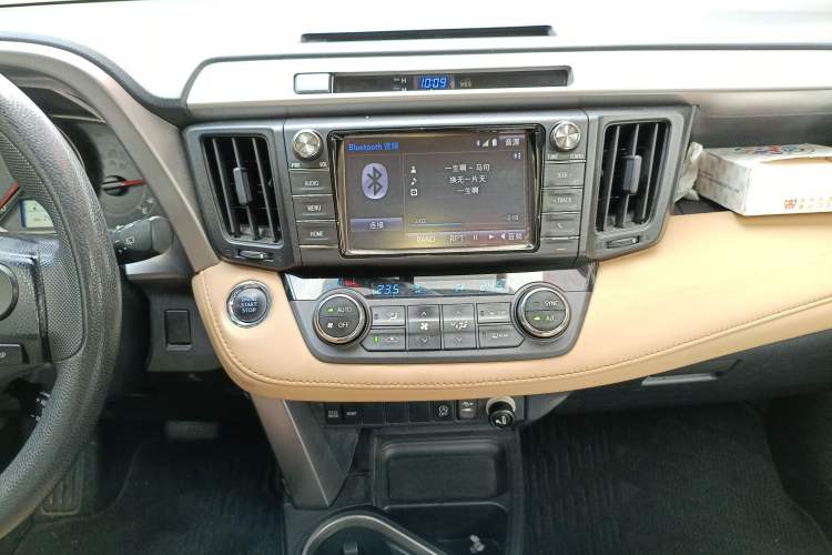 Used Toyota RAV4 2016 2.0L CVT Two-Wheel Drive Fashion Edition China V Standard
