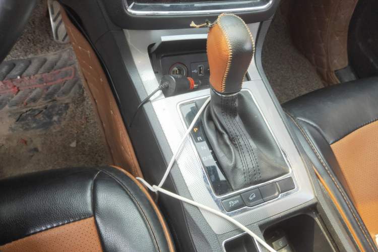 Used Roewe RX5 2016 20T Two-Wheel Drive Automatic Internet Smart Edition
