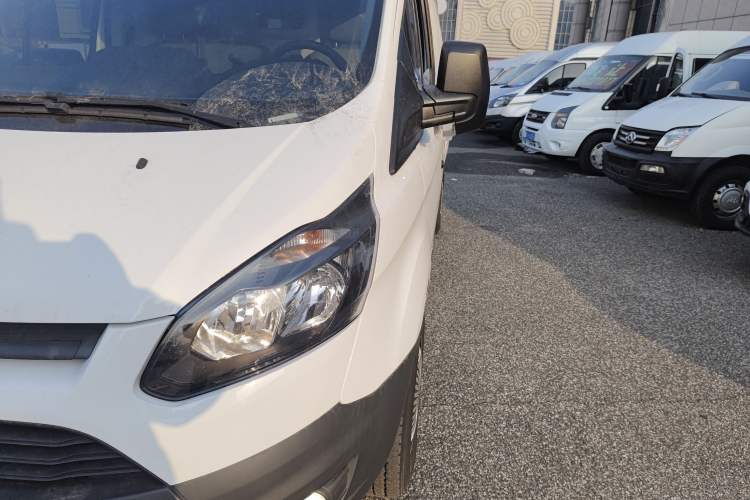 Used Ford Transit 2019 2.0T Diesel Van Mid-Chassis Mid-Roof 3-Seater China VI Standard
