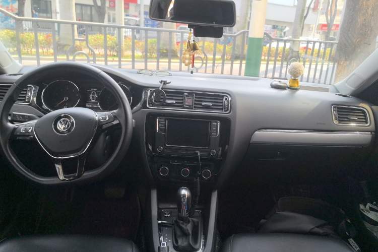 Used Volkswagen Sagitar 2018 280TSI DSG Comfort Model Center Console