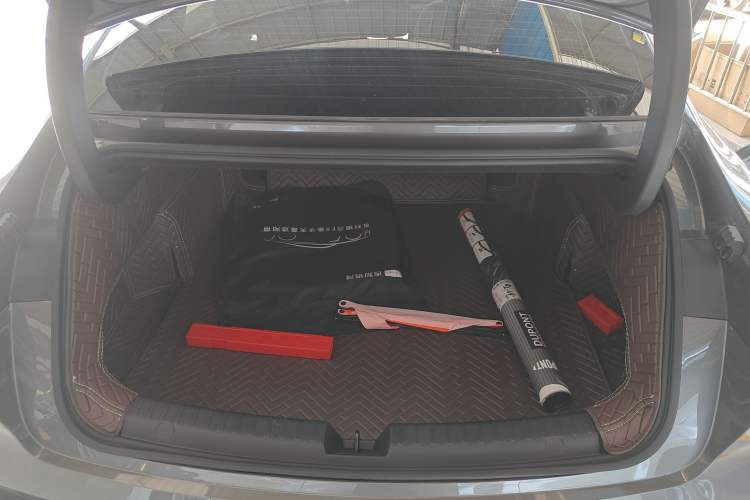 Used Geely Galaxy E8 2024 550 km Range Rear-Wheel-Drive PRO