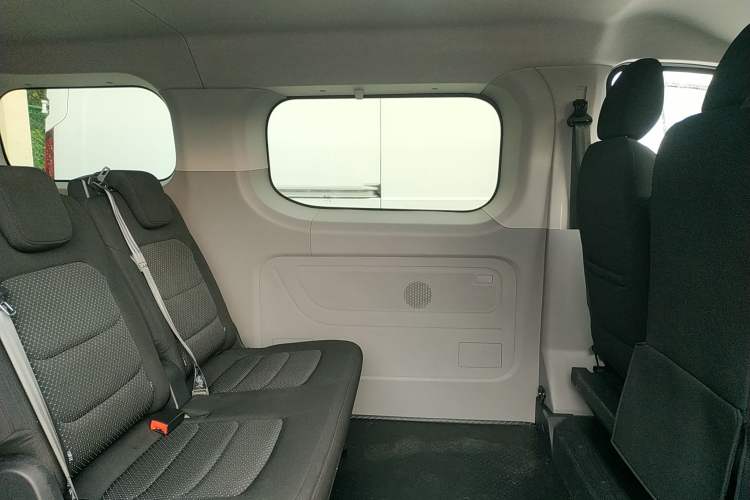 Used SAIC MAXUS Xintu V70 2023 2.0T Elite Edition Automatic Short Wheelbase Low Roof – 5/6 Seats