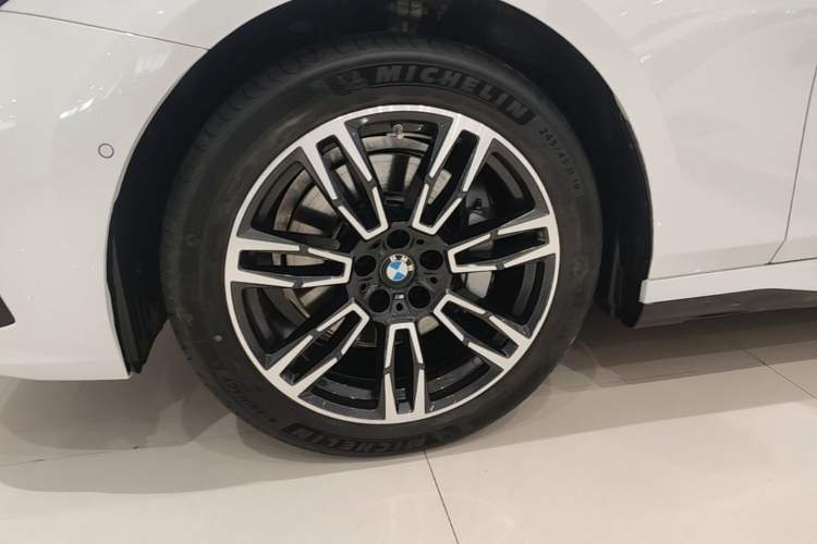 Used BMW 5 Series 2024 530Li Leading Model M Sport Package Left Front Wheel Hub