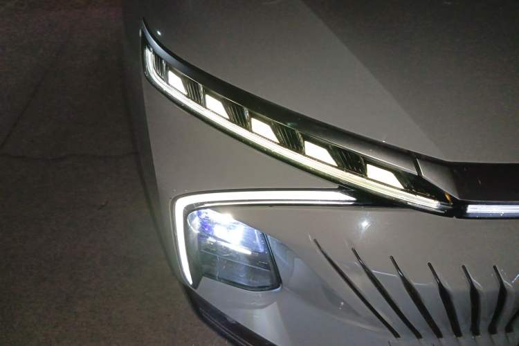 Used Roewe Jing 2022 2.0T Blue Whale Edition Right Front Headlight