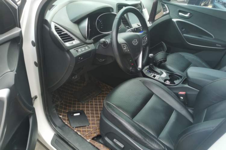 Used Hyundai Santa Fe 2013 2.4L Automatic Two-Wheel Drive Smart Version Left Front Seat