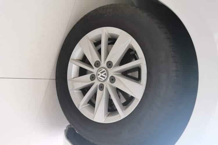 Used Volkswagen Golf 2016 1.6L Automatic Fashion Model Right Front Wheel Hub