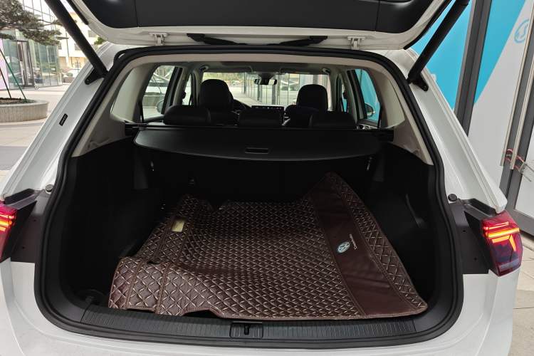 Used Volkswagen Tiguan L 2023 330TSI Automatic Two-Wheel Drive R-Line Flagship Edition Trunk